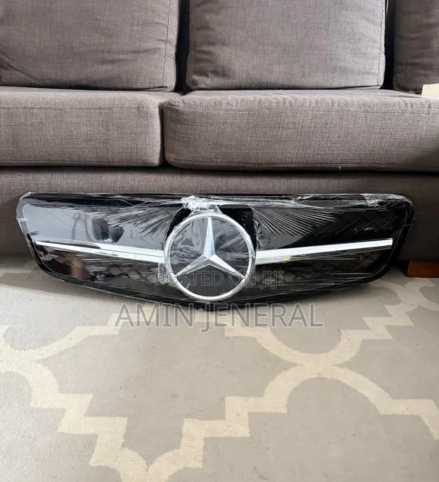 W204 C250 Amg Front Grille · Photo 1