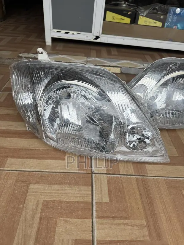 Toyota Corolla Sedan 2005 Japan Headlight · Photo 1