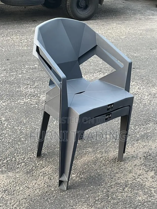 Modern Grey Plastic Armchair · Photo 1