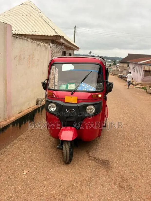 Bajaj RE 2025 Red · Photo 1