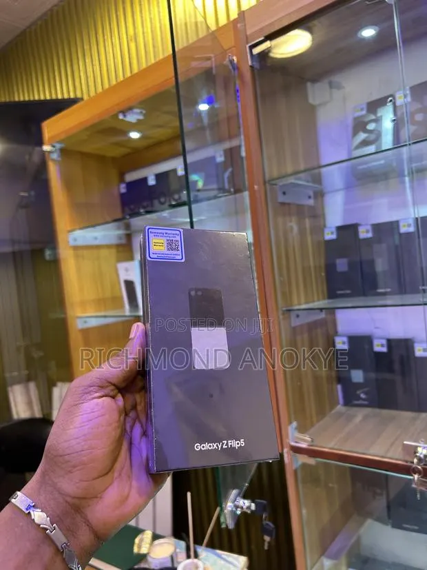 New Samsung Galaxy Z Flip5 512 GB · Photo 1