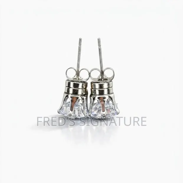 Realistic Magnetic Earring · Photo 1