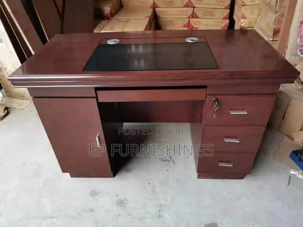 Executive Office Desk With Glass Inlay · Photo 1