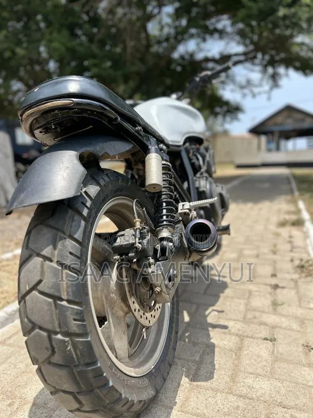 Honda CB 2002 White · Photo 1