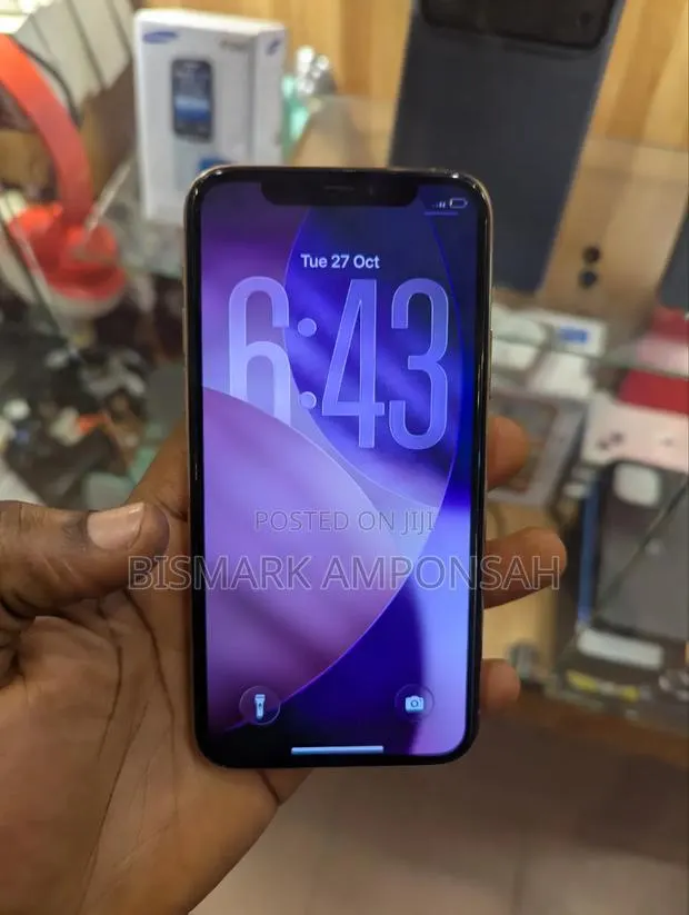 Apple iPhone 11 Pro 64 GB Gold · Photo 1