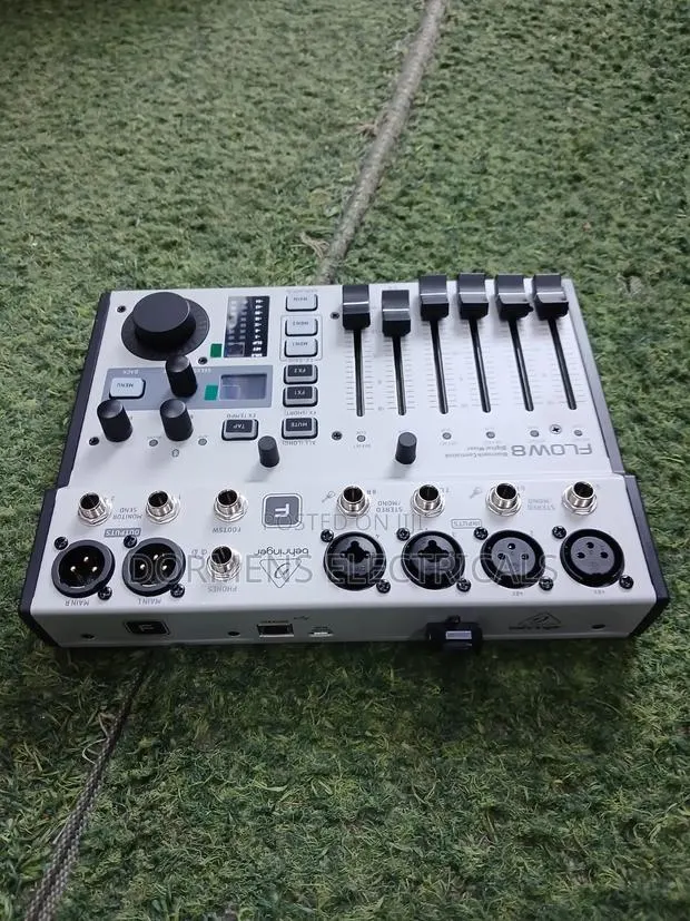 Behringer Flow-8 Digital USB Mixer 8 Input With Bluetooth · Photo 1