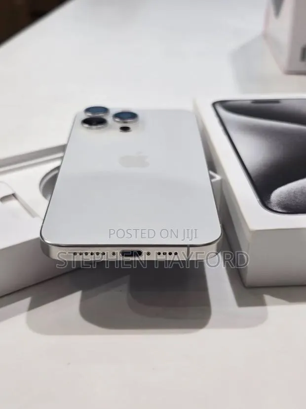 Apple iPhone 15 Pro Max 256 GB Silver · Photo 1
