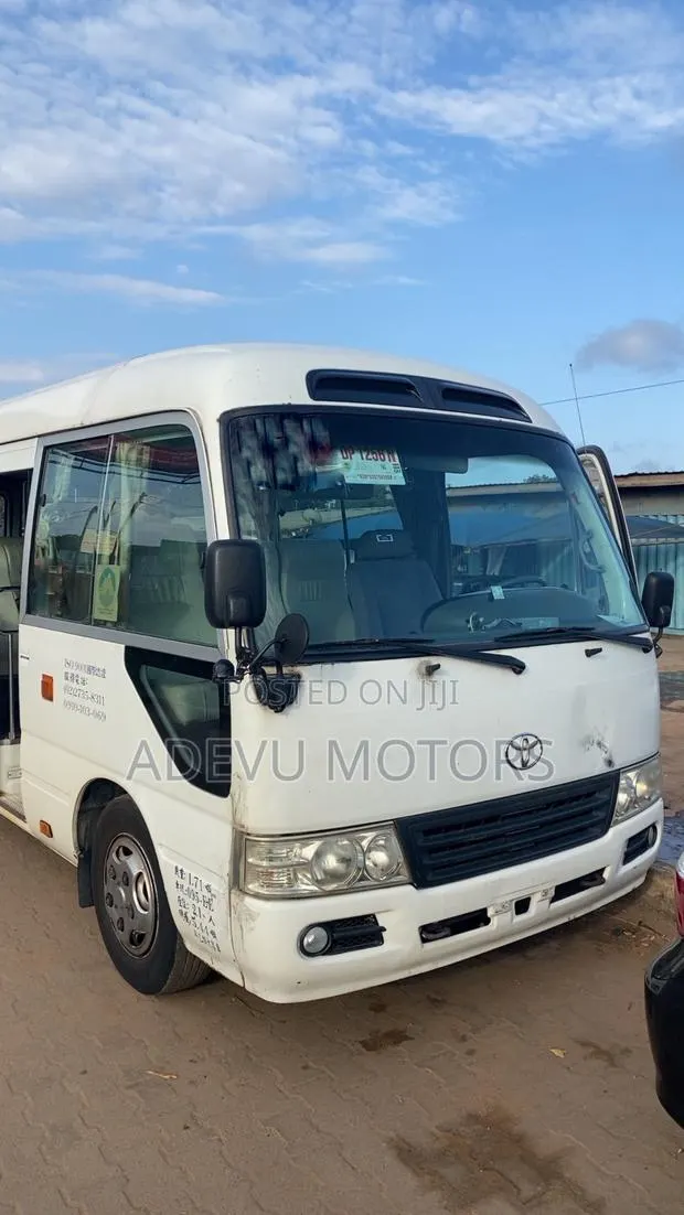 Toyota Coaster 2013 White · Photo 1