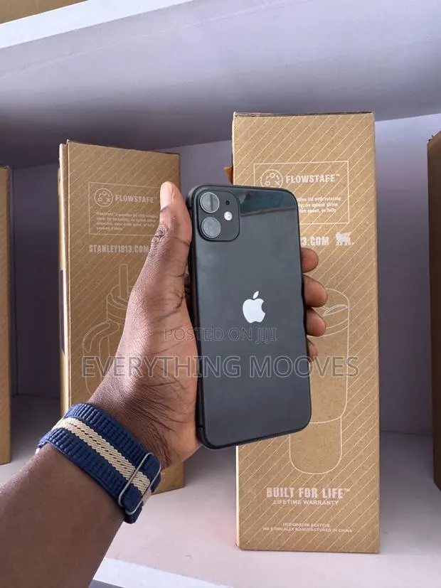 Apple iPhone 11 64 GB Black · Photo 1