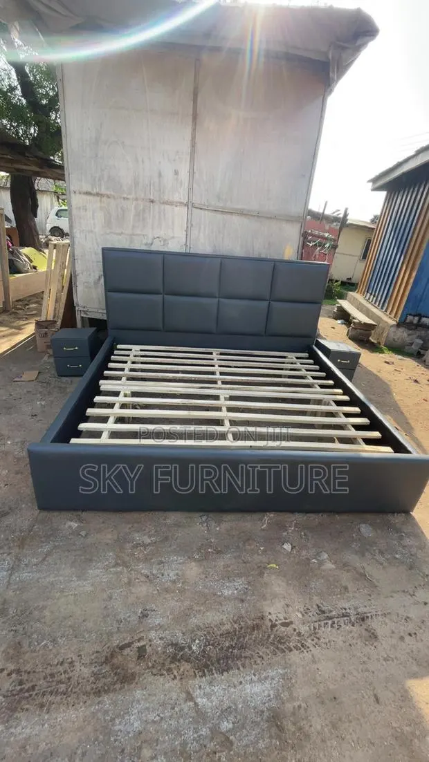 The Executive King-Size Frame With Side Drawers · Photo 1