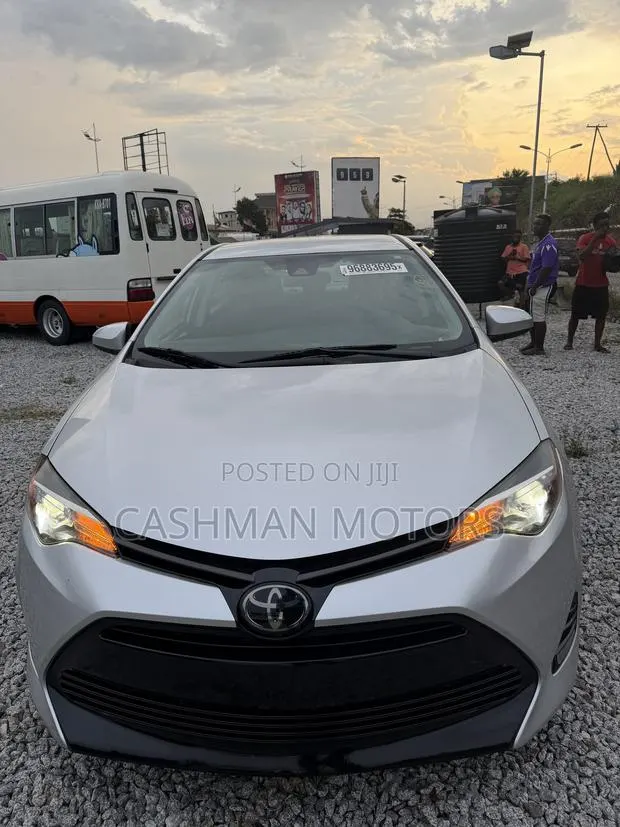 Toyota Corolla LE (1.8L 4cyl 2A) 2018 Silver · Photo 1