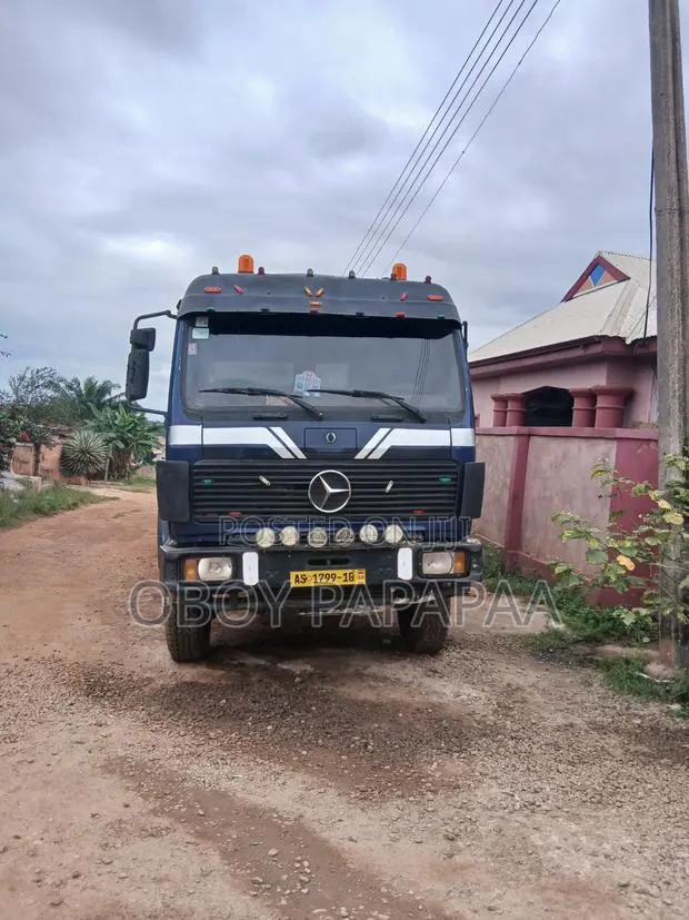 Benz Tipper Truck · Photo 1