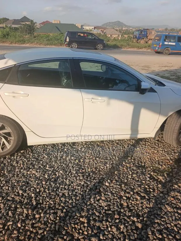 Honda Civic EX 4dr Hatchback (1.5L 4cyl) 2017 White · Photo 1