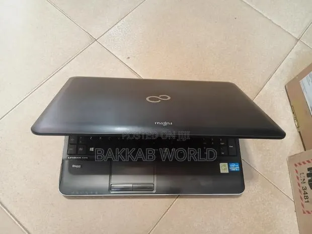 Laptop Fujitsu 4GB Intel Core i3 HDD 320GB · Photo 1