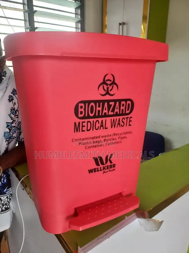 Plastic Step Bin (40 Liters) · Photo 1