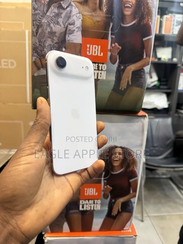 Apple iPhone Air 256 GB White · Photo 1