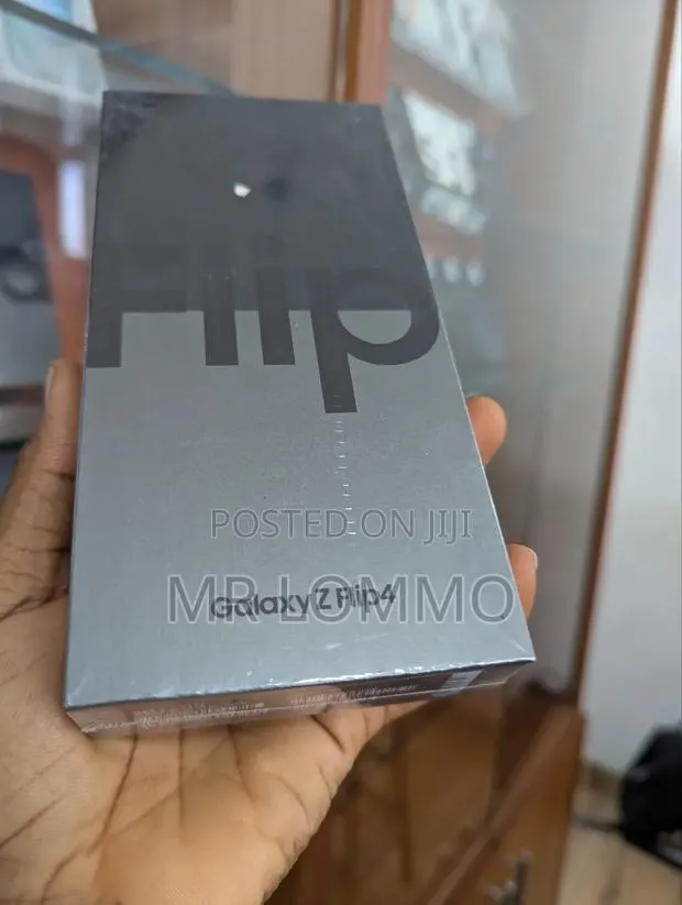 New Samsung Galaxy Z Flip4 256 GB Black · Photo 1