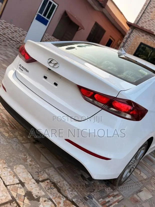 Hyundai Elantra 2018 White · Photo 1