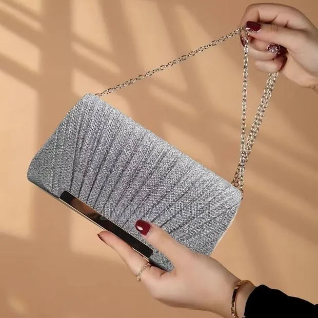 Cute Ladies Clutch · Photo 3