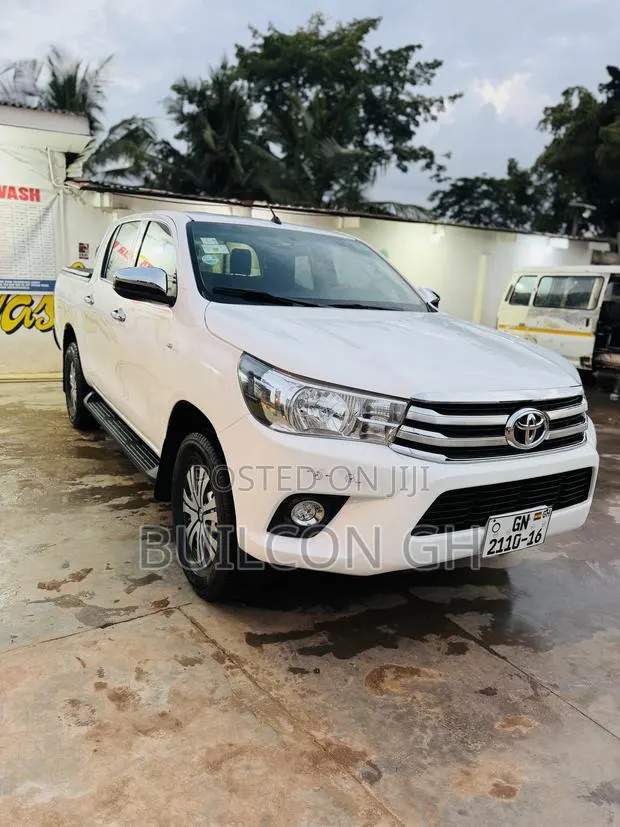 Toyota Hilux Revo Double Cab Deisel 2.8 AWD 2017 White · Photo 1