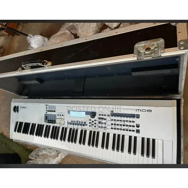 Yamaha Mo8 Keyboard · Photo 1