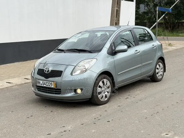 Toyota Yaris 2010 Gray · Photo 1