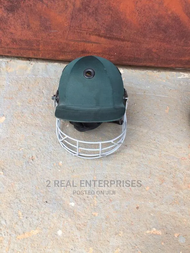 Centurion Cricket Helmet · Photo 1