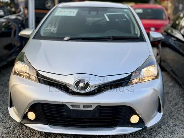 Toyota Vitz 1.3 FWD 5dr 2015 Silver · Photo 1