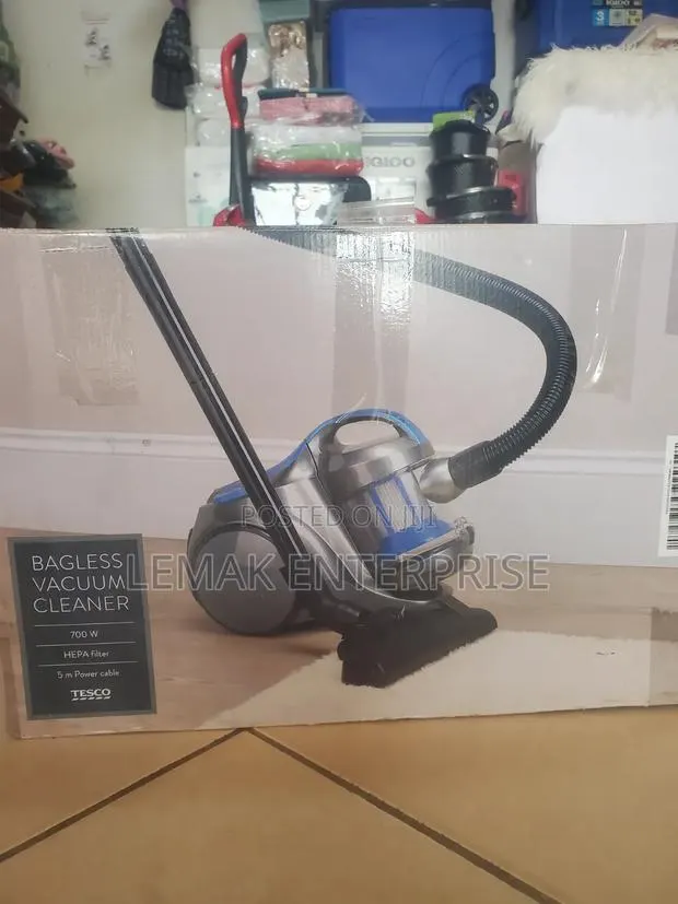 Tesco Vcbl17 Bagless Cylinder Vacuum Cleaner 700w · Photo 1