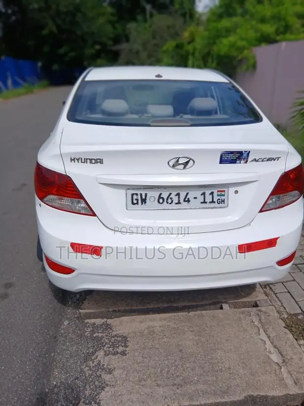 Hyundai Accent 2012 White · Photo 1