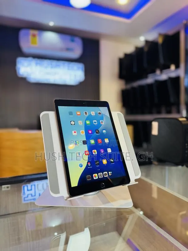 Apple iPad 9.7 32 GB Silver · Photo 1