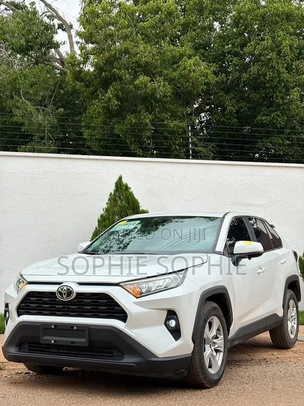 Toyota RAV4 XLE 2021 White · Photo 1