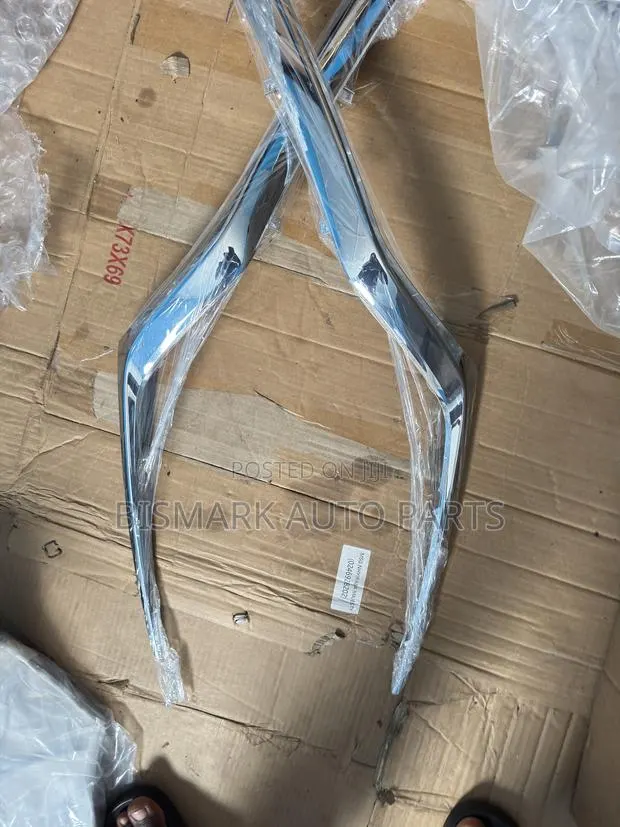 Honda CRV 2017 2018 2019 Headlight Chrome · Photo 1