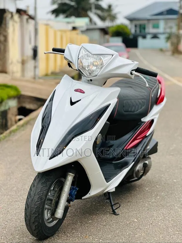 Piaggio Scooter 2022 White · Photo 1
