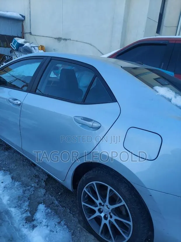 Toyota Corolla SE Special Edition 4dr Sedan (1.8L 4cyl CVT) 2017 Silver · Photo 1