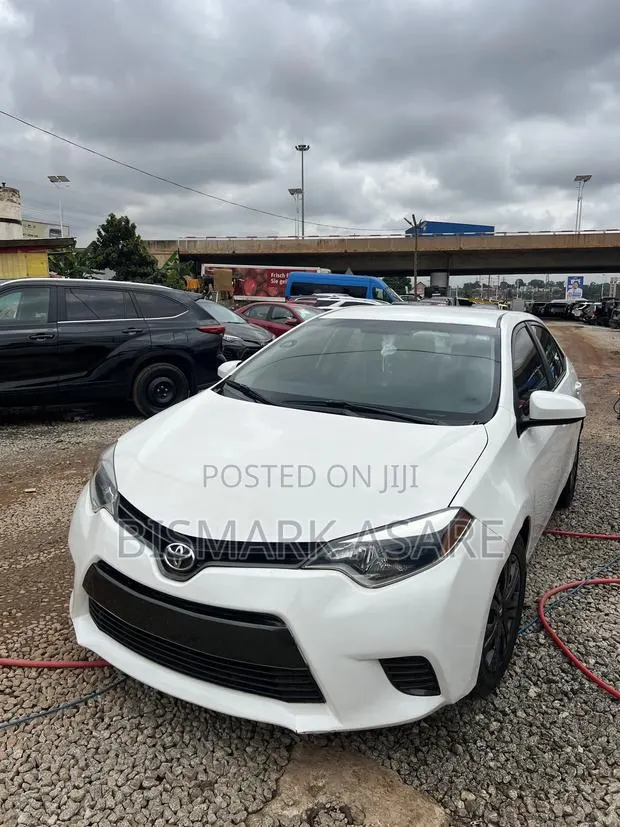 Toyota Corolla LE Premium 4dr Sedan (1.8L 4cyl CVT) 2015 White · Photo 1