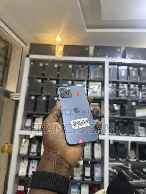 Apple iPhone 12 Pro 256 GB Blue · Photo 1