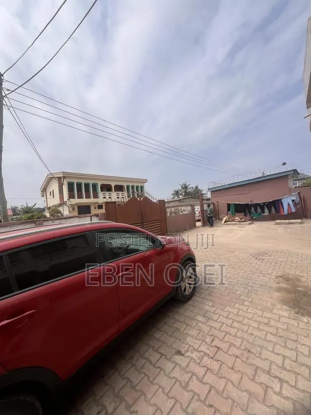 12bdrm House in Dansoman for sale · Photo 1