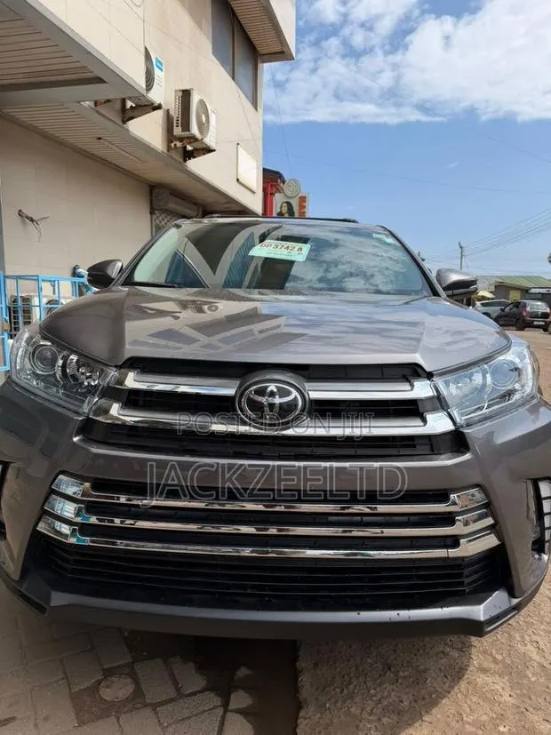 Toyota Highlander LE 2019 Gray · Photo 1