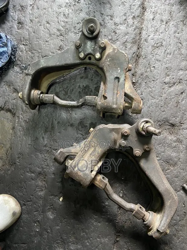 Toyota Comota Upper Arm /Upper Control Arm · Photo 1