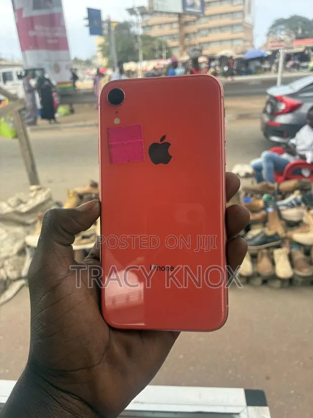 Apple iPhone XR 128 GB Orange · Photo 1