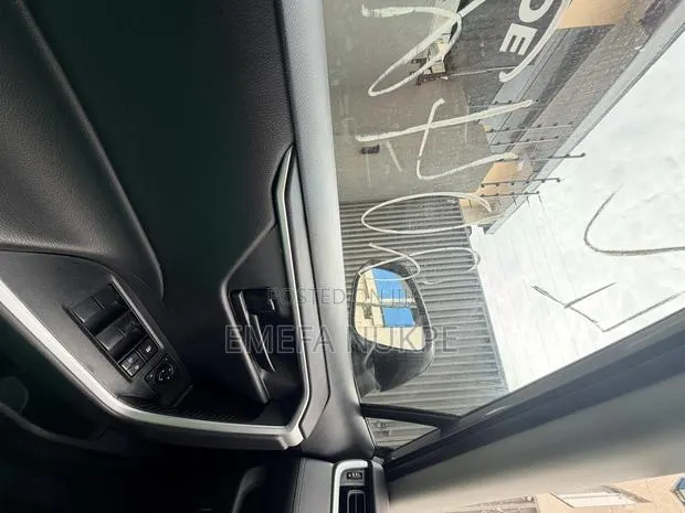 Toyota RAV4 LE 2022 Silver · Photo 1