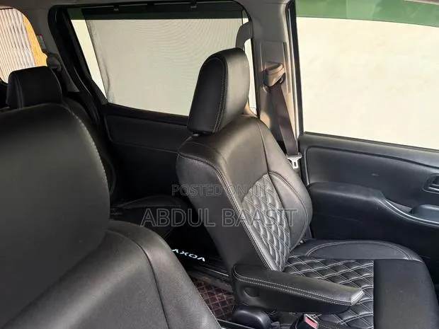 Toyota Voxy 2015 White · Photo 1