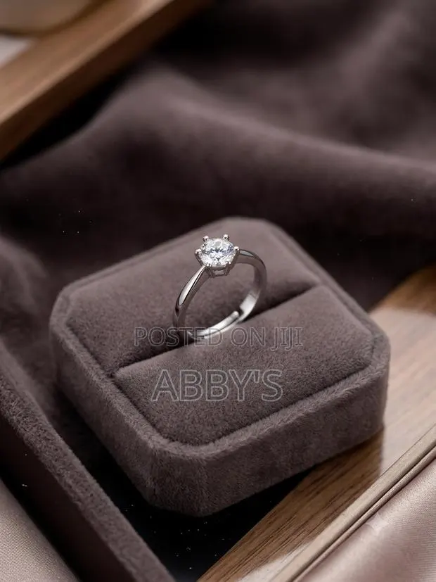 Stunning Moissanite Diamond Engagement/Promise Ring · Photo 1