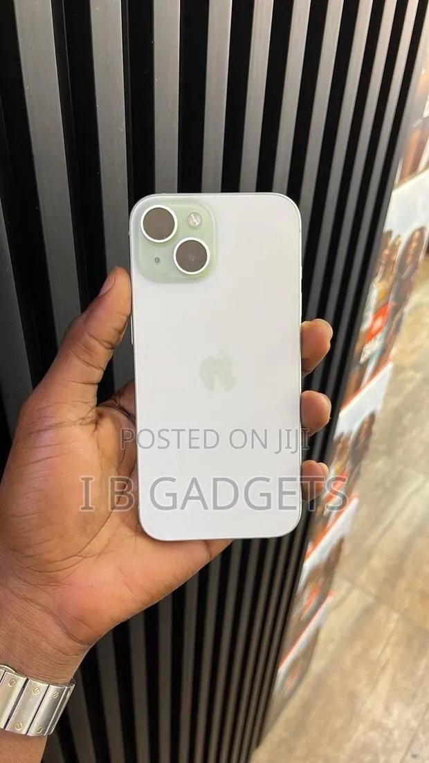Apple iPhone 15 256 GB Green · Photo 1