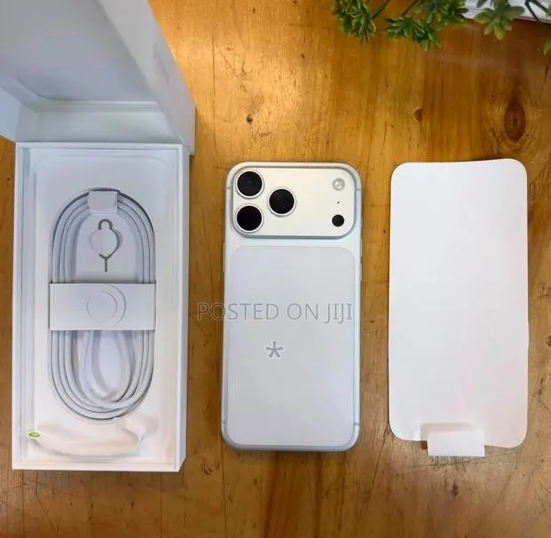 Apple iPhone 17 Pro Max 512 GB Silver · Photo 1