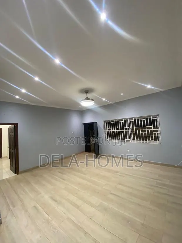 4 Bedroom House · Photo 1