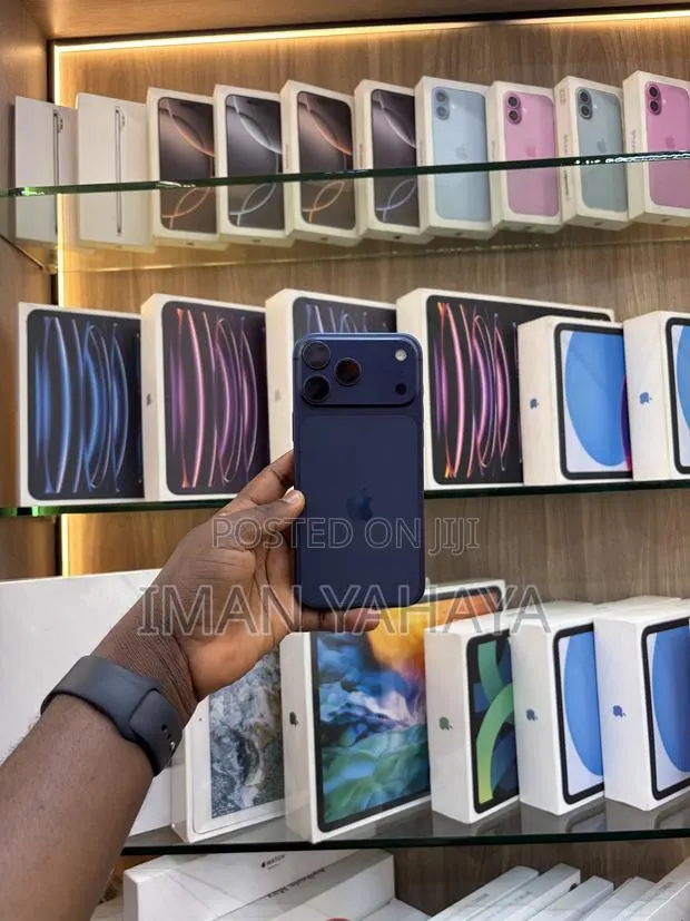 Apple iPhone 17 Pro Max 256 GB Blue · Photo 1