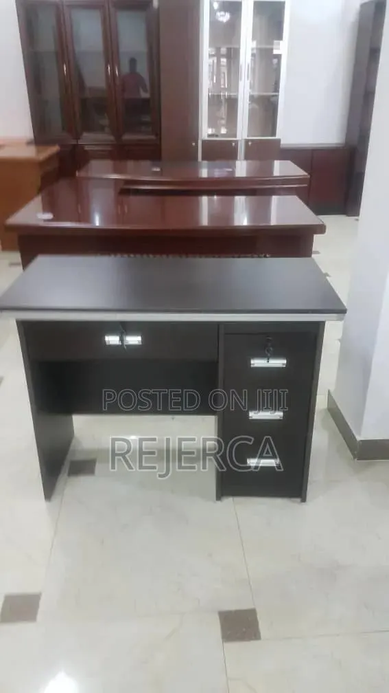 Durable Office Desk · Photo 1