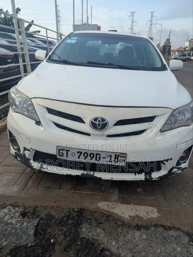 Toyota Corolla LE Special Edition 4dr Sedan (1.8L 4cyl 4A) 2013 White · Photo 1